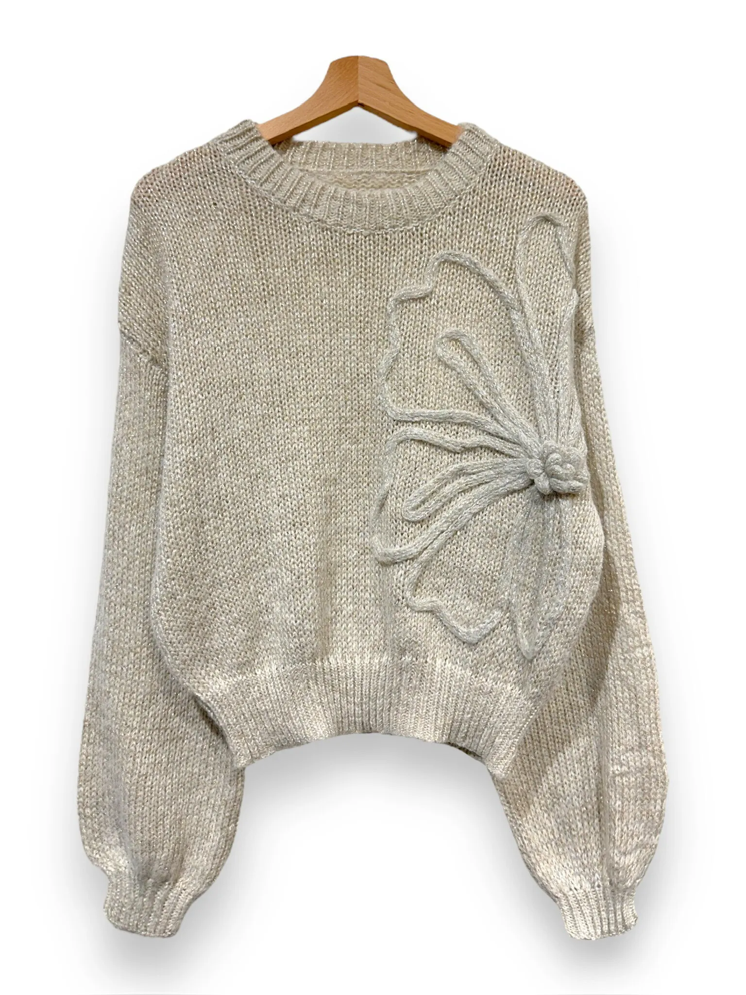 GROSSER STRICKPULLOVER MIT RUNDHALS UND LANGÄRMELIGEN, VERDREHTEN BLUMENSTICKERN
