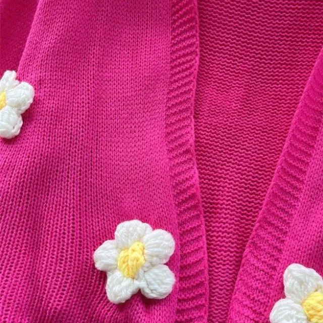 Heidi-Mode | Lebendige Strickpullover mit Blumenapplikation