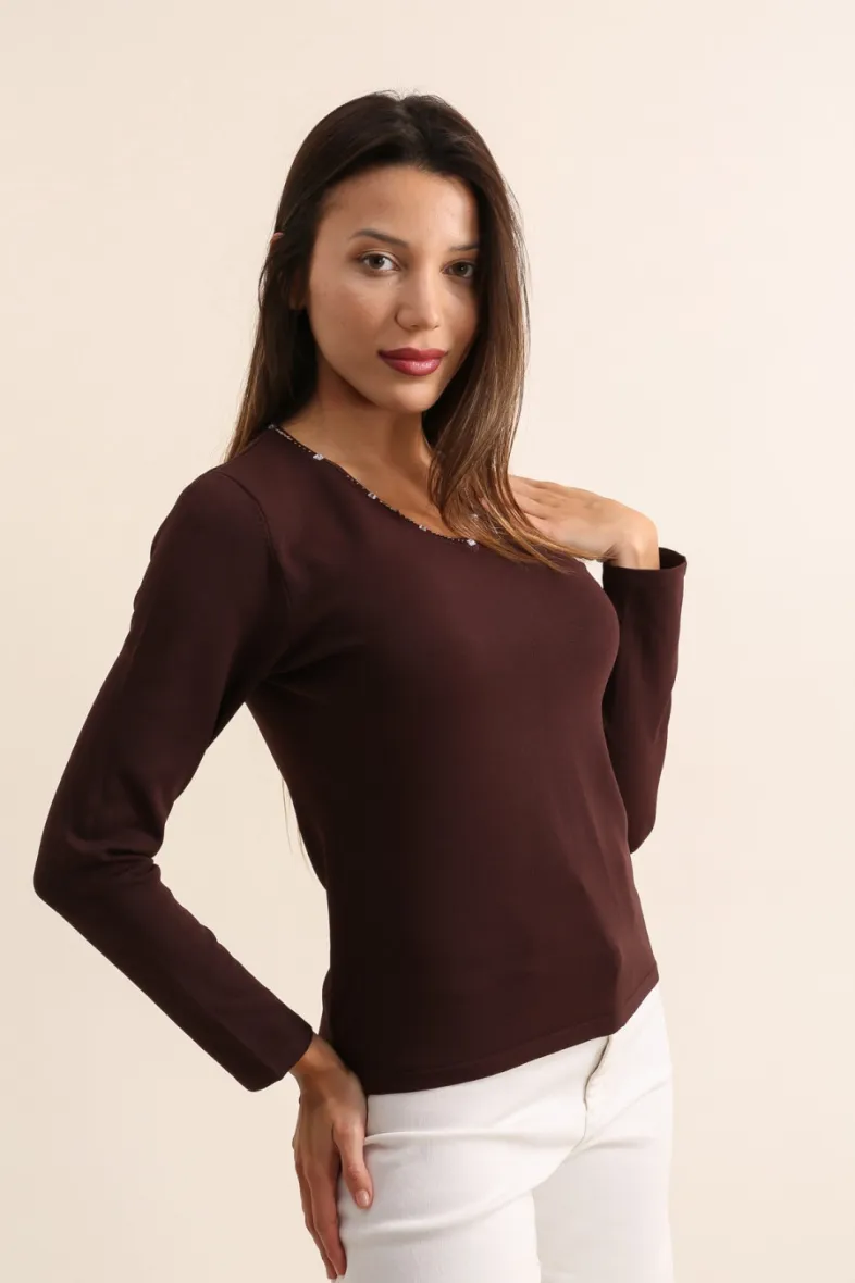 Strickpullover mit V-Ausschnitt und Perlendetails am Kragen
